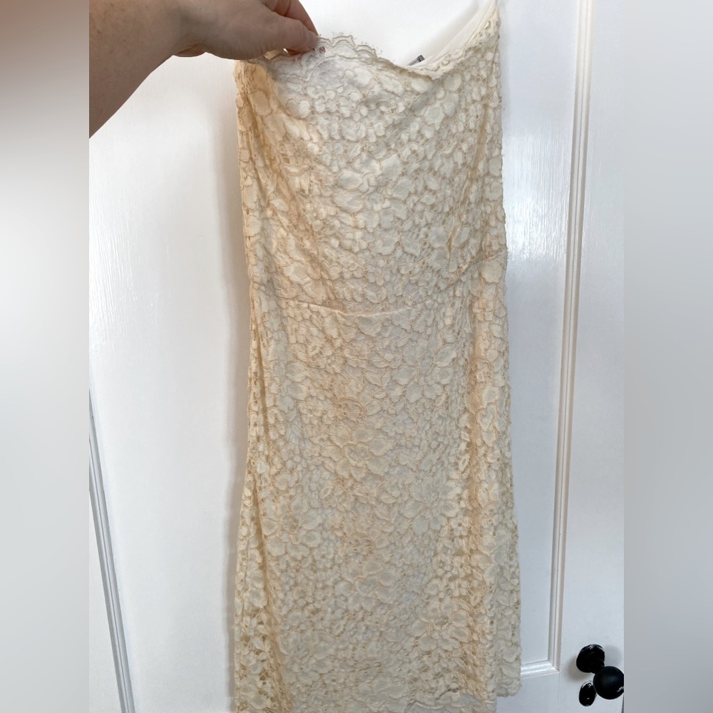 Never worn (tags still on!) off-white strapless lace dress by Zara. Size M. NWT